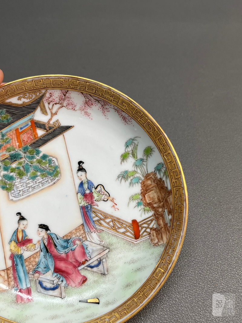 清乾隆  广彩“庭院闲趣”图杯碟（一套） - 图7
